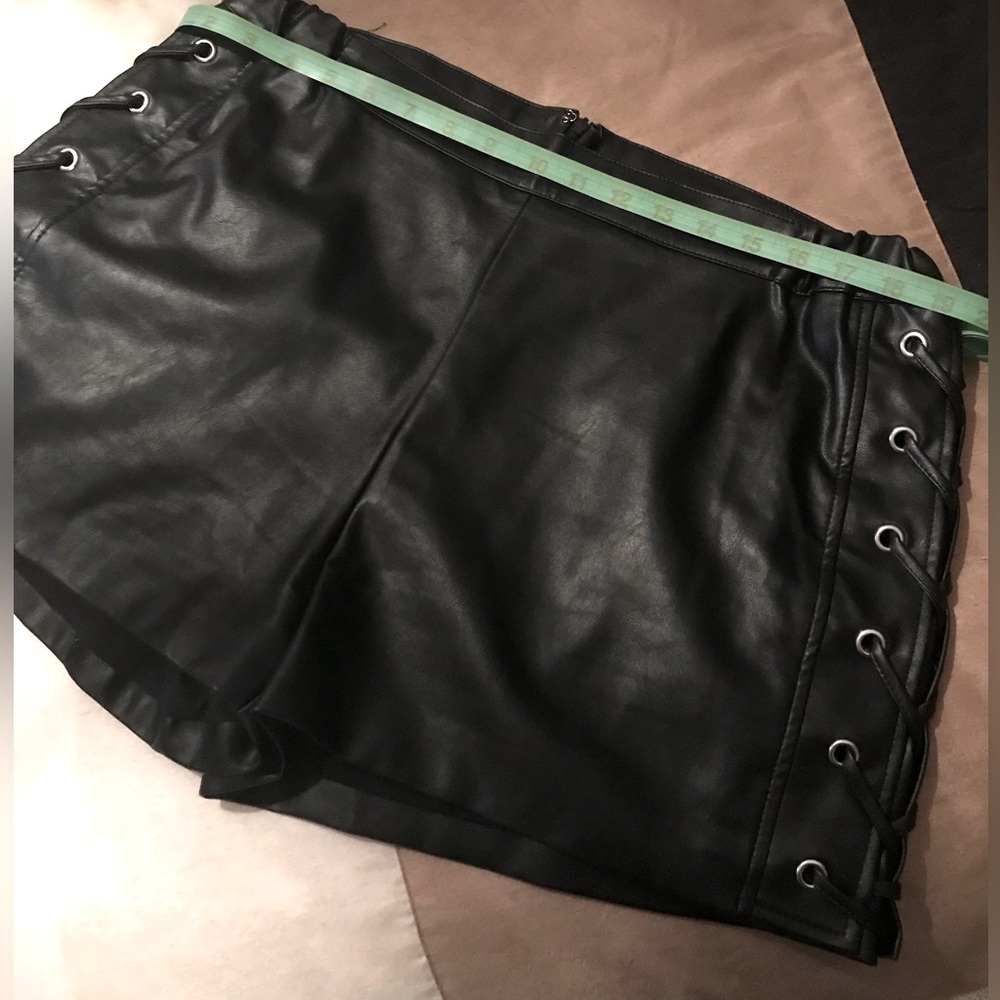 Venus Fashions, Ladies, Faux Leather, Shorts. Extra Large. Size 16